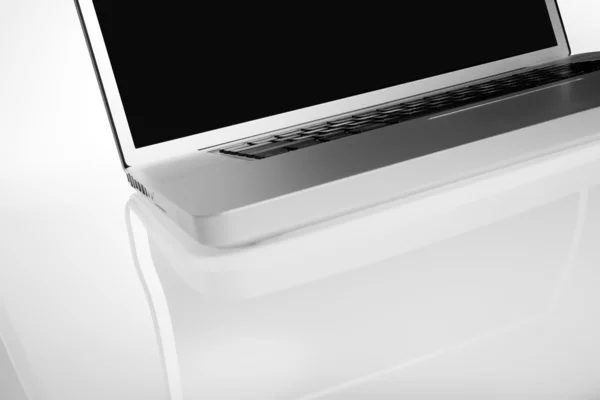Сучасний срібний ноутбук на білому тлі — стокове фото