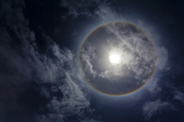 Sole con arcobaleno sircolare e nuvole — Foto Stock