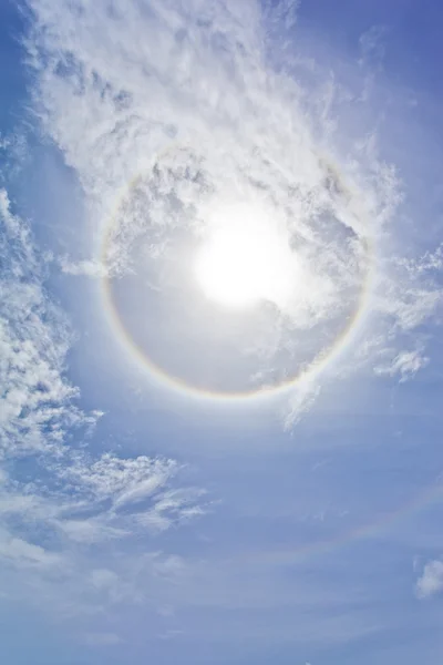 Sol com arco-íris sircular e nuvens — Fotografia de Stock