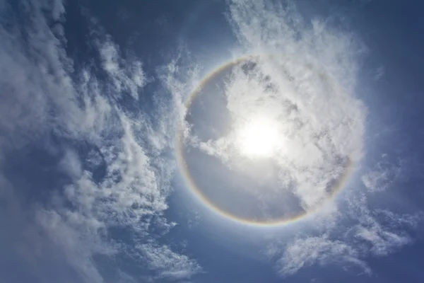 Солнце с сиркулярной радугой и облаками — стоковое фото