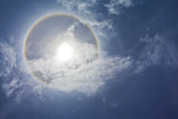 Солнце с сиркулярной радугой и облаками — стоковое фото