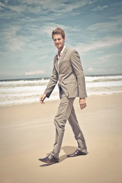 Obchodní muž na pláži — Stock fotografie