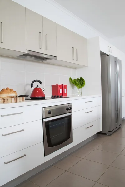 Keuken in nieuwe moderne herenhuis — Stockfoto