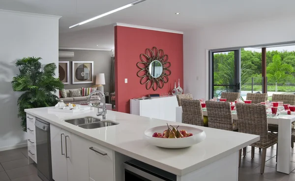 Keuken in nieuwe moderne herenhuis — Stockfoto