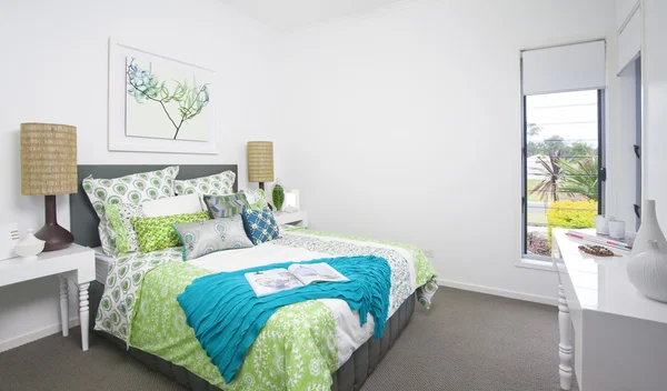 Camera da letto per gli ospiti nella moderna casa a schiera — Foto Stock