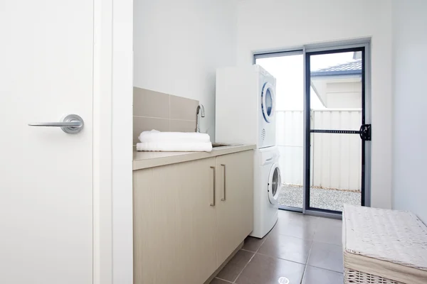 Laundry room in modern townhouse — Stock Photo, Image
