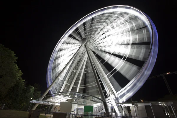 Reuzenrad in beweging gloeien bij nacht — Stockfoto
