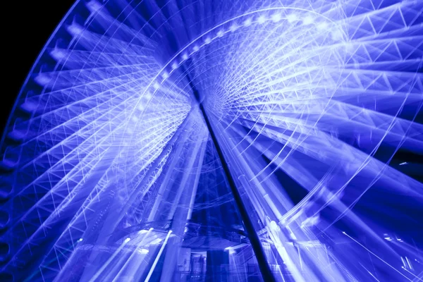 Pariserhjul i rörelse glödande på natten — Stockfoto
