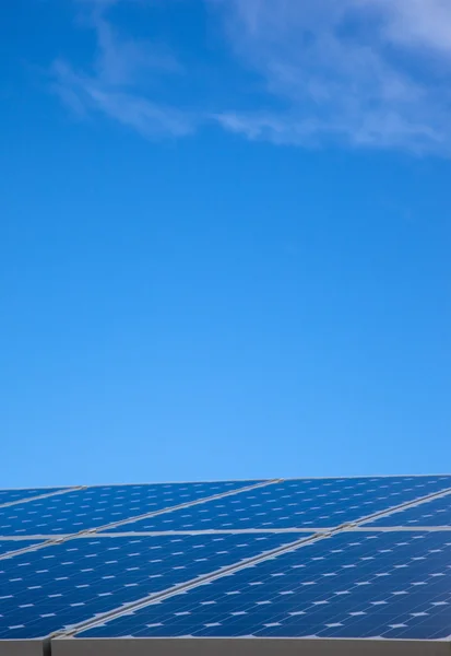 Solarmodul gegen blauen Himmel — Stockfoto