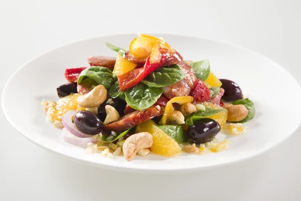 Leckerer frischer Salat mit Chorizo und Nüssen — Stockfoto