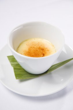 Creme brulee beyaz kase içinde görev yaptı.