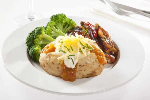 Gebakken aardappel met biefstuk en broccoli — Stockfoto