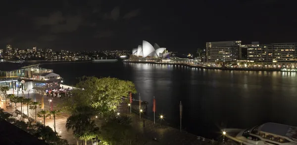 Sydney opera house en circulaire sleutels bij nacht — Stockfoto
