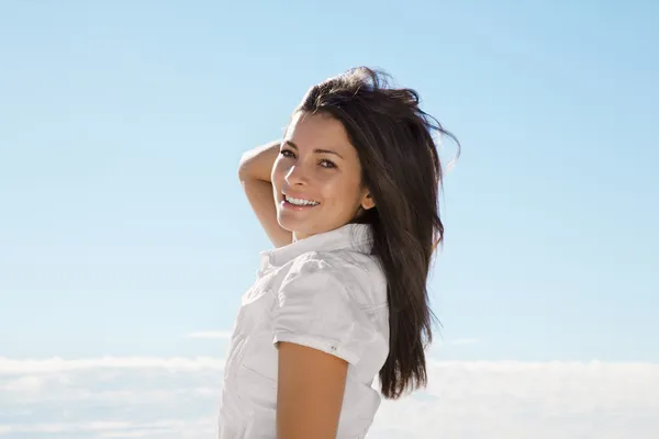 Schöne junge Frau lächelt — Stockfoto