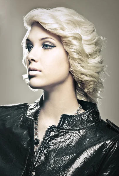 Красивая молодая блондинка в кожаной куртке — стоковое фото