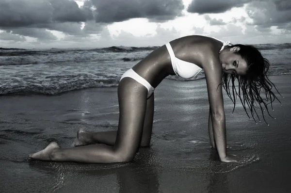 Modelo en la playa en bikini blanco —  Fotos de Stock