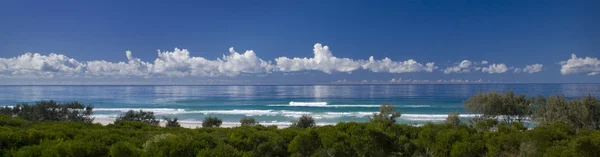 Вид на пляж и океан — стоковое фото