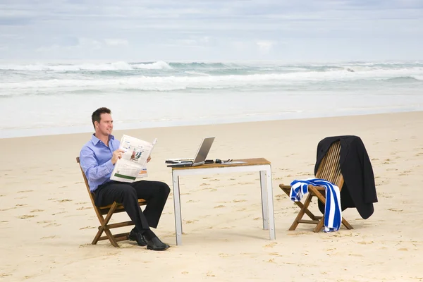 Zakenman met office op het strand — Stockfoto