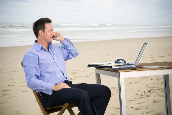 Επιχειρηματίας με γραφείο στην παραλία — Φωτογραφία Αρχείου