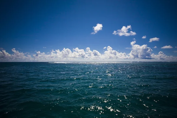 Orizzonte con nuvole in mare — Foto Stock