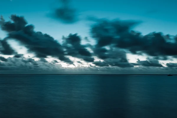 Mar e paisagem nublada ao entardecer — Fotografia de Stock