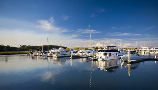 Barcos con reflexiones en Hope Island Marina — Foto de Stock