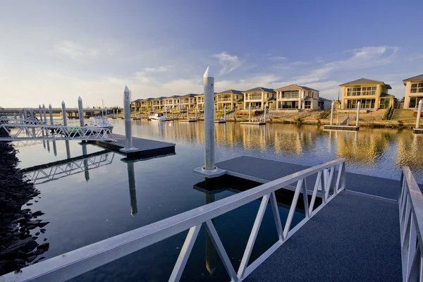 Häuser am Ufer des Flusses mit Yachthafen — Stockfoto
