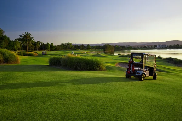 Golfbana och golfbilar — Stockfoto