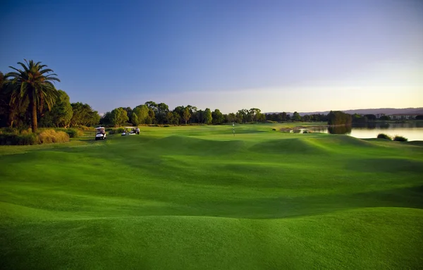 Golfbana och golfbilar — Stockfoto