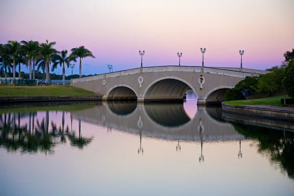 Brücke über Kanal in der Abenddämmerung — Stockfoto