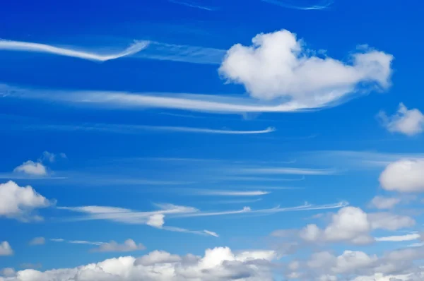 Caudas de égua wispy cirrus nuvens — Fotografia de Stock