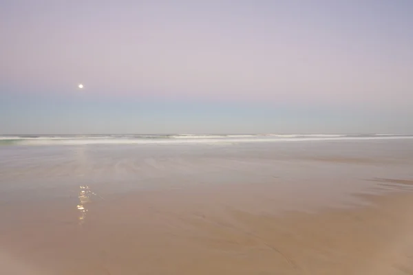 Dawn sahilde — Stok fotoğraf