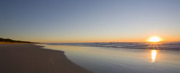 Salida del sol en la playa — Foto de Stock