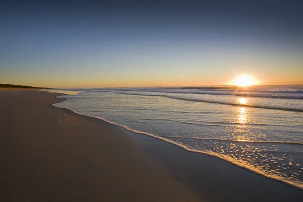 Схід сонця на пляжі — стокове фото