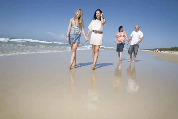 Familie am Strand Händchen haltend — Stockfoto