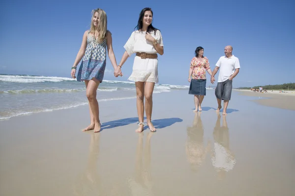 Famiglia che cammina sulla spiaggia tenendosi per mano — Foto Stock