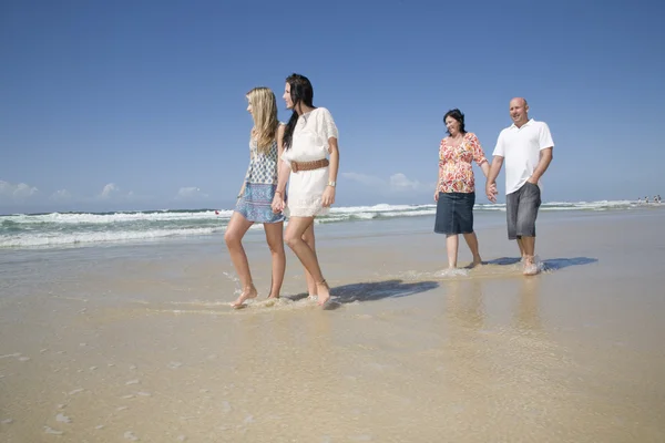 Familie am Strand Händchen haltend — Stockfoto