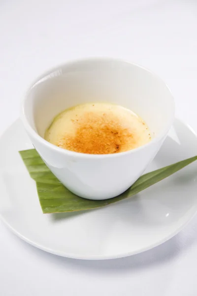 Crème brulee geserveerd in witte kom — Stockfoto