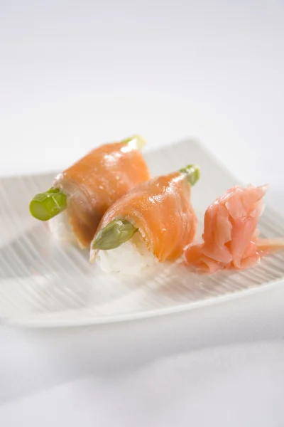 鲑鱼寿司盘 — 图库照片