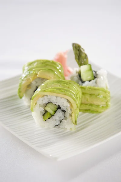 Avokado sushi tallrik — Stockfoto