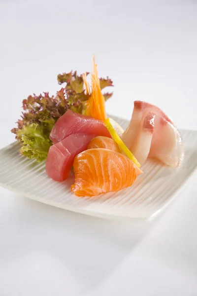 Somon balığı ve kingfish sashimi plaka — Stok fotoğraf