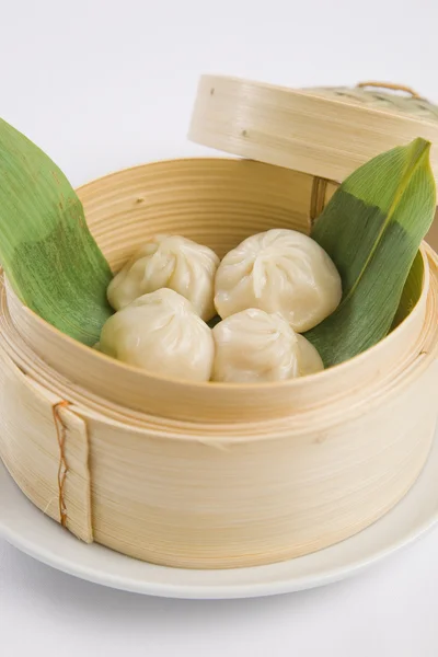 Dumplings in bamboe steamer — Stockfoto