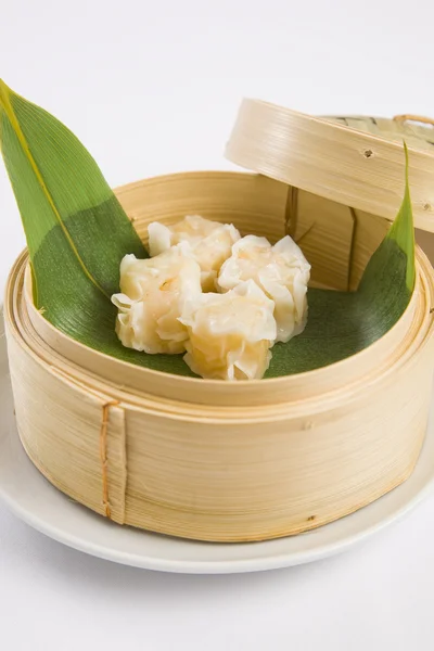 Dumplings in bamboo steamer — Stock Photo, Image