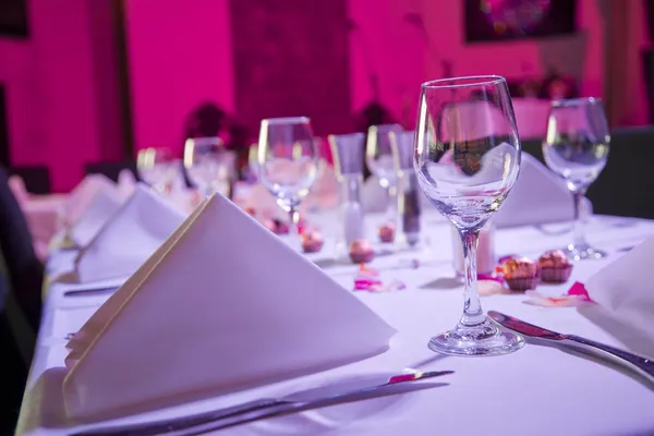 Stůl oblečený pro svatební hostinu — Stock fotografie