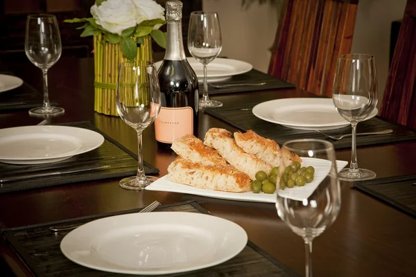 Дерев'яна обідня обстановка з хлібними оливками та вином — стокове фото