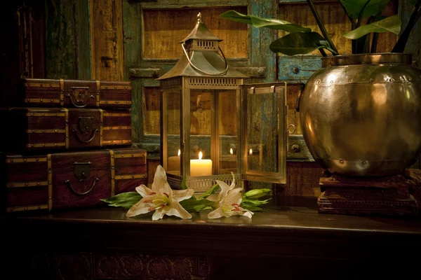 Svíčky planuly na stole před staré rustikální dveře — Stock fotografie