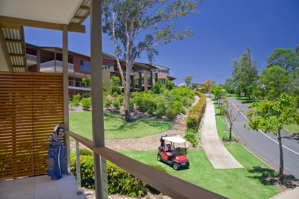 Golf Estate con mazze da golf e carrello in primo piano — Foto Stock