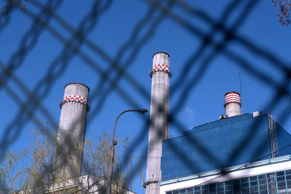 metal çit arkasındaki santral fırınları