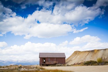 terk edilmiş hut