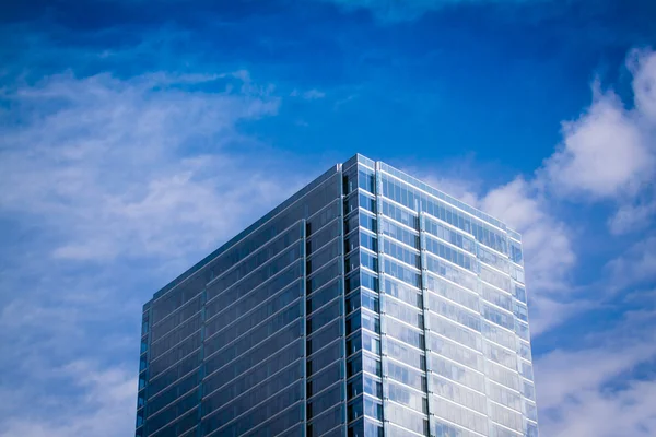 Футуристическое здание с голубым небом — стоковое фото
